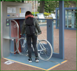 三河島駅前自転車駐車場の機械式駐輪場を利用する様子