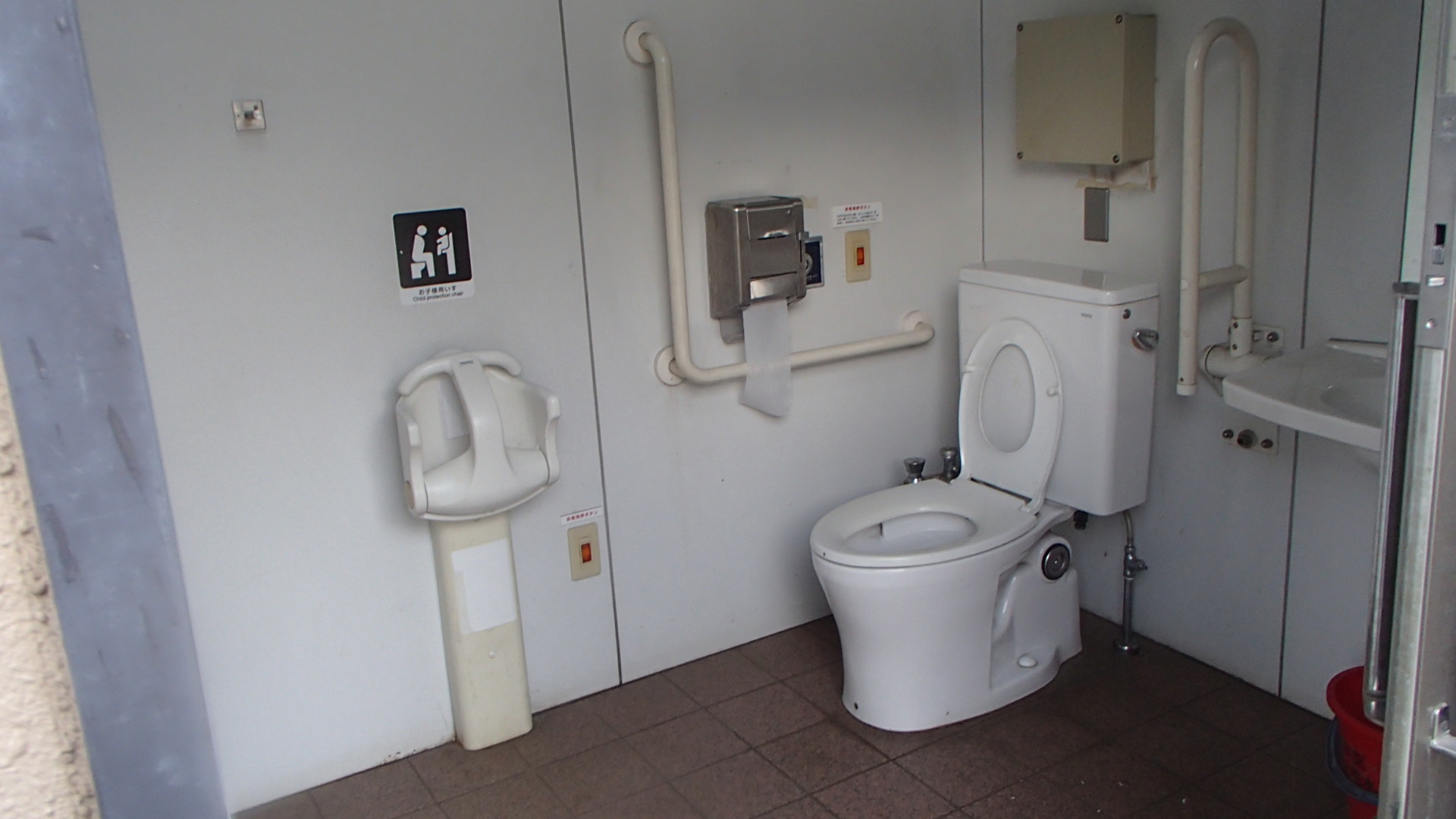 町屋二丁目児童遊園多機能トイレ1