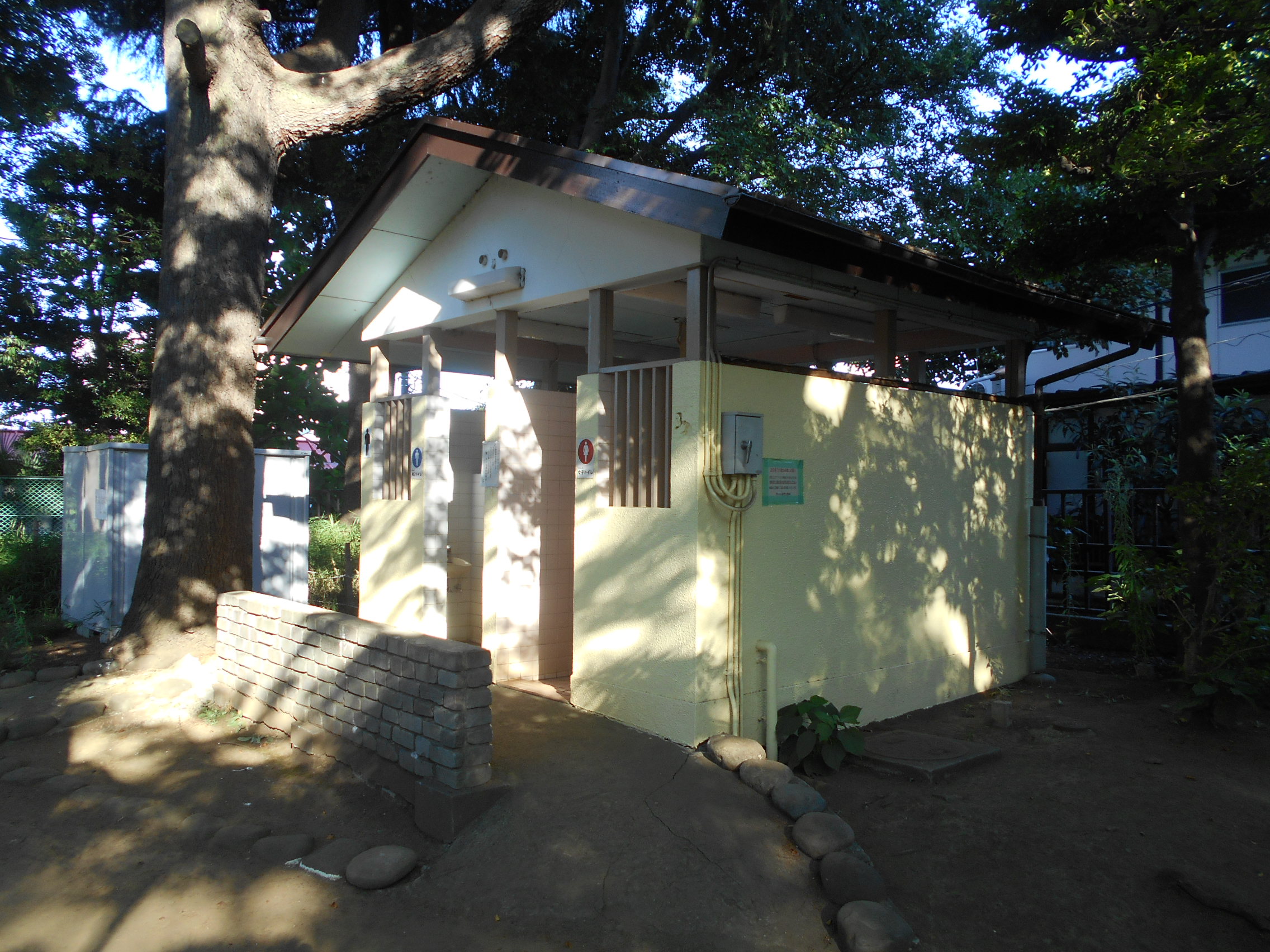 西日暮里公園トイレ外観