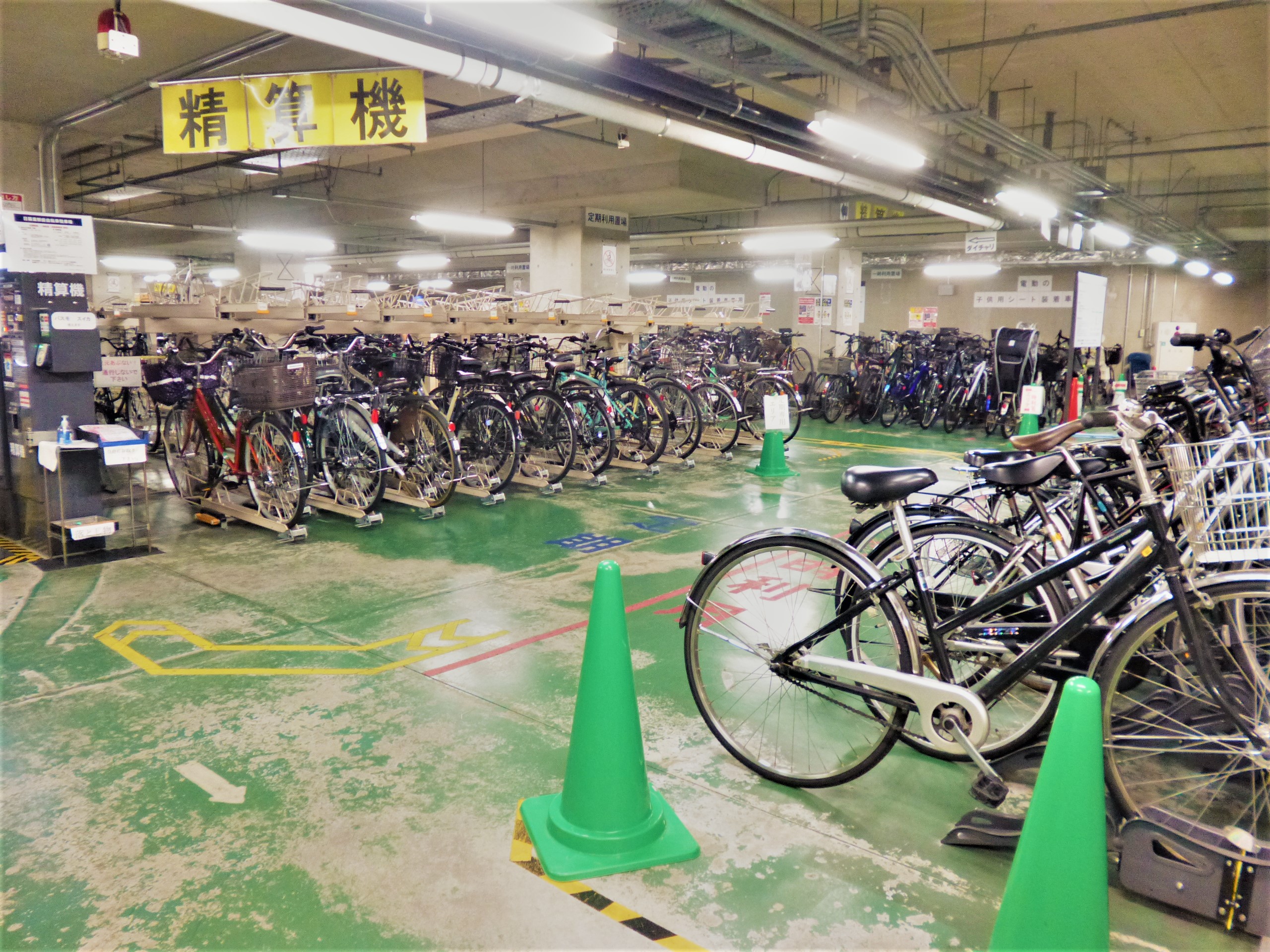 日暮里駅前自転車駐車場の内部の様子