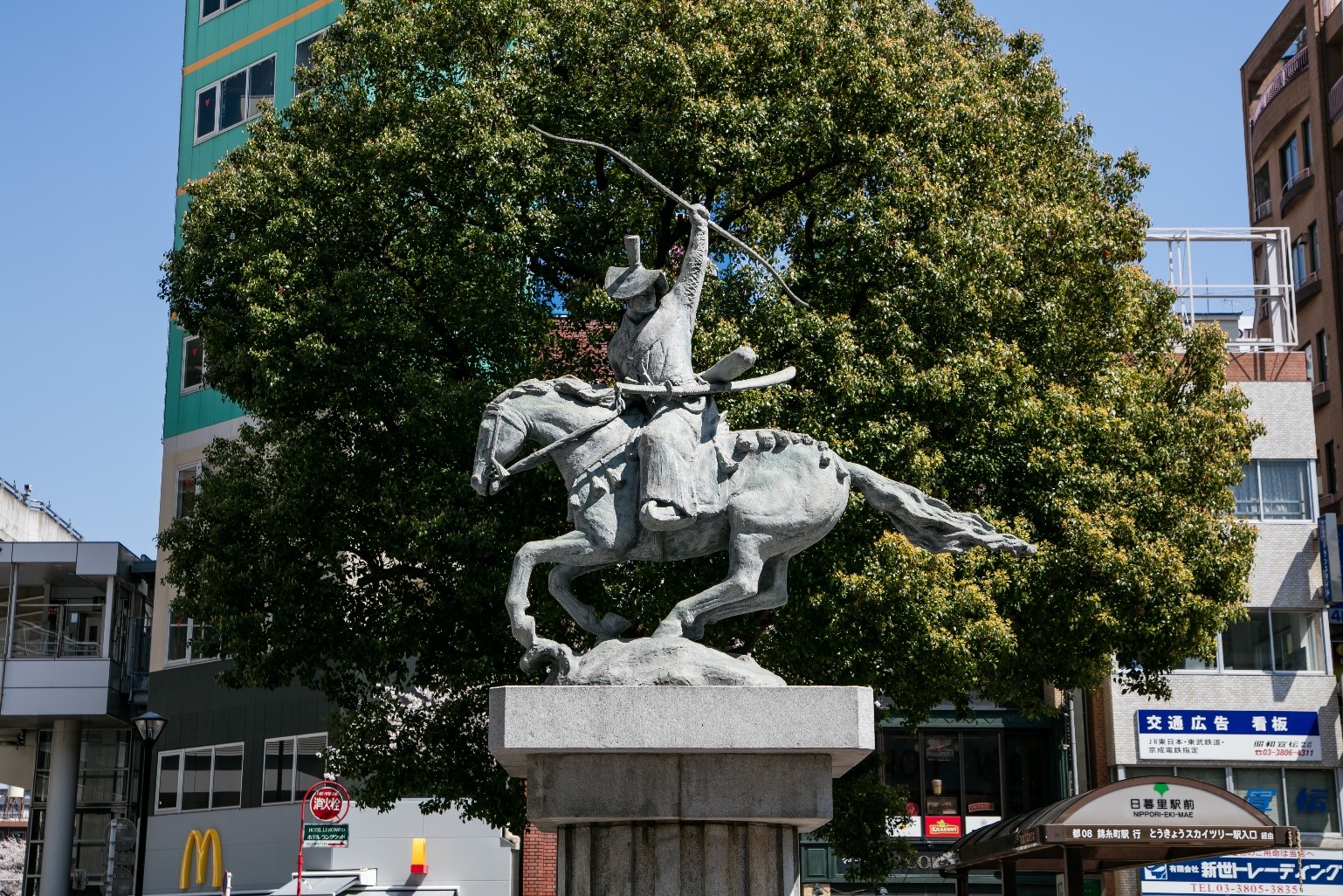 太田道灌騎馬像｢回天一枝」（JR日暮里駅前広場）