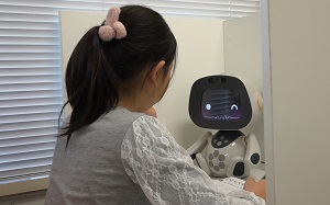 対話形式で子供に算数を教えるロボット「ユニボ先生」