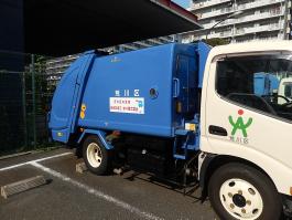 マグネットシートが貼られた清掃車