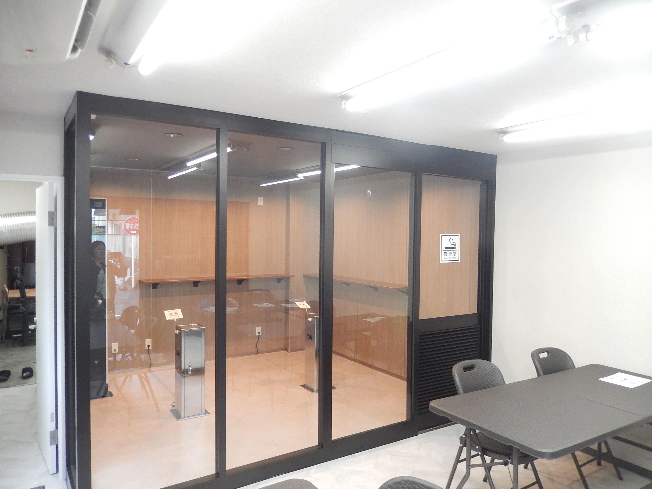小沢商店喫煙所全景