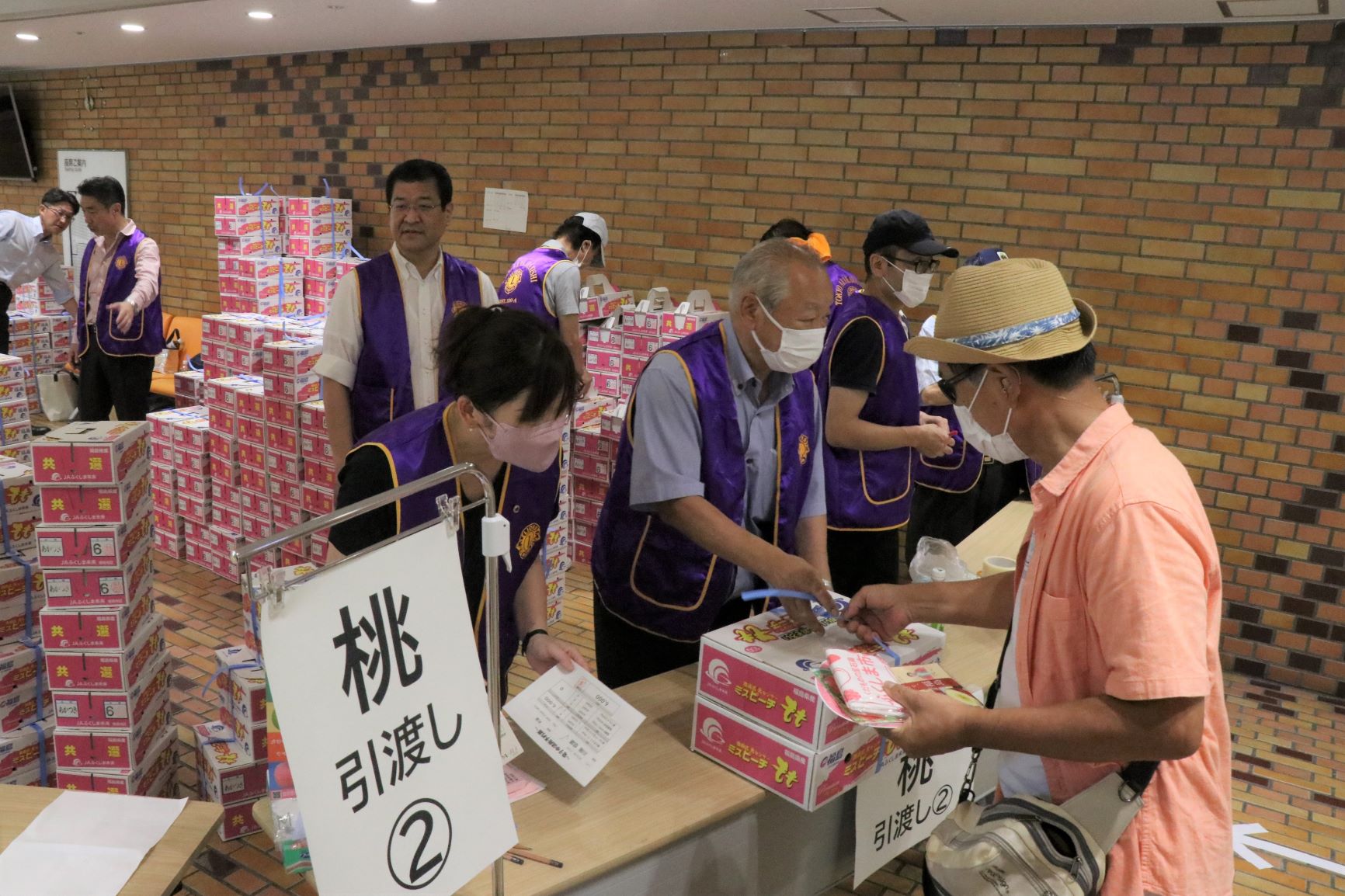 桃の販売の様子1
