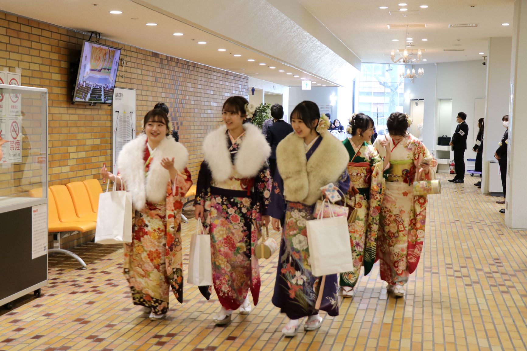 式典会場へ進む様子1