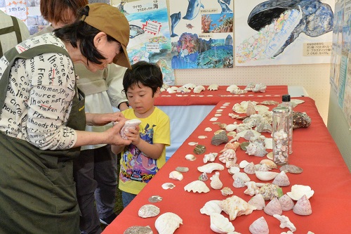 海ごみ学習パネル展示と説明を受ける来場者