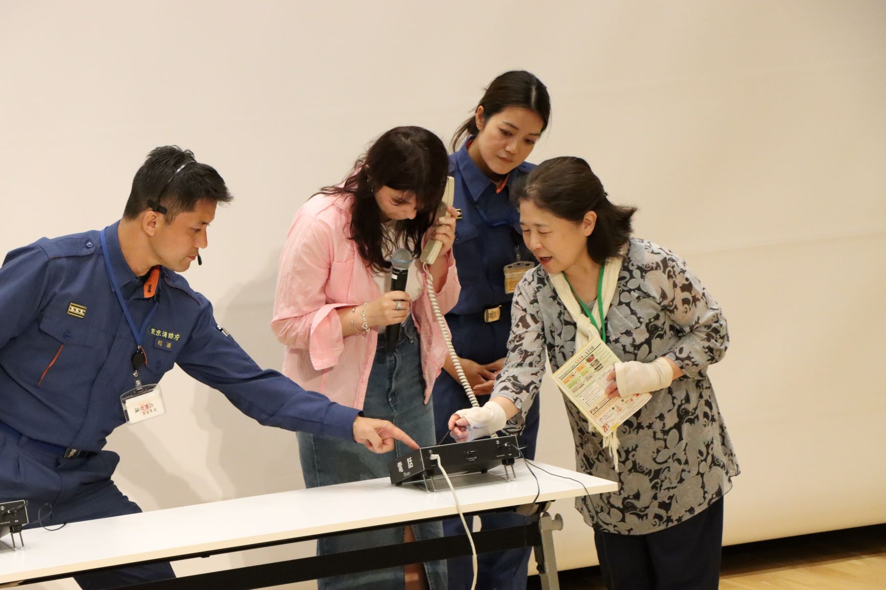 通訳を介して通報訓練をする様子
