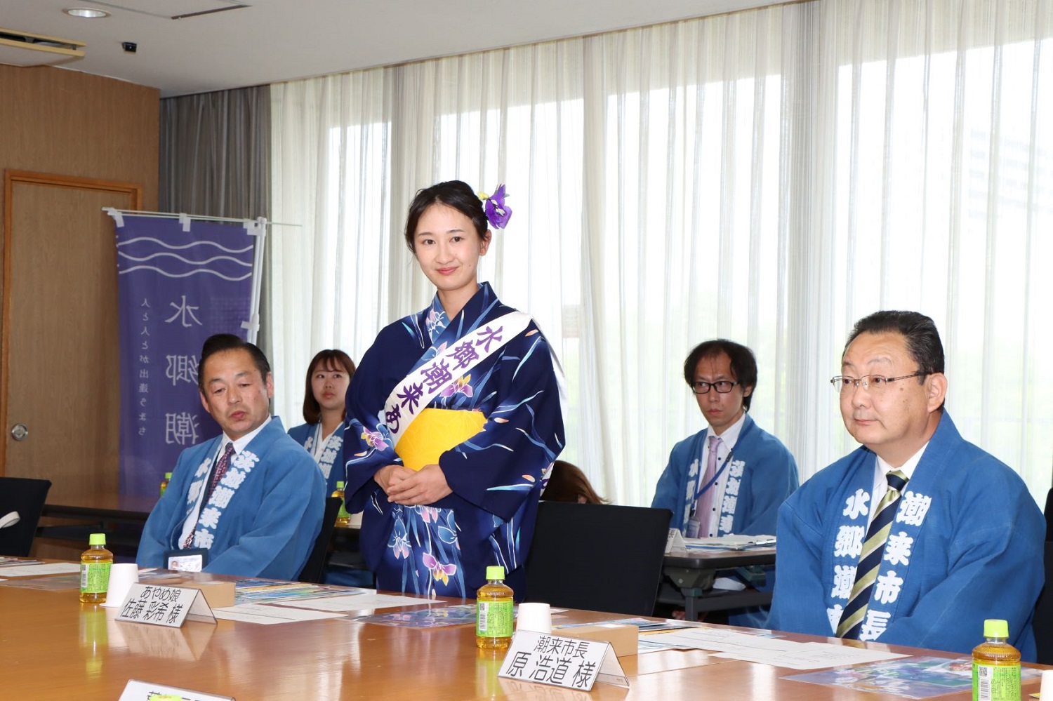「あやめまつり」のPR口上を語るあやめ娘