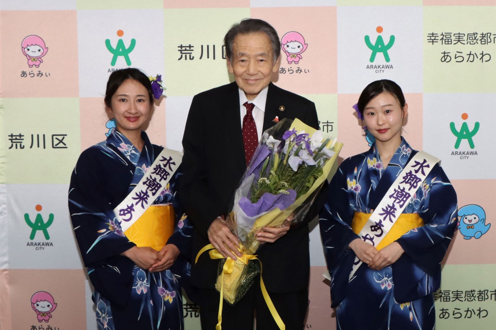 あやめの花束を贈られた西川区長