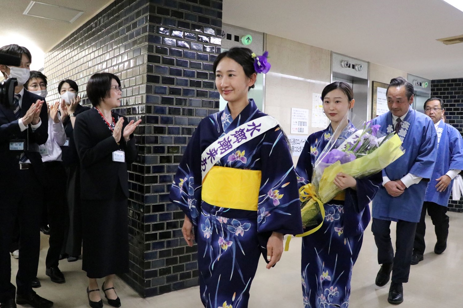 歓迎を受ける潮来市御一行