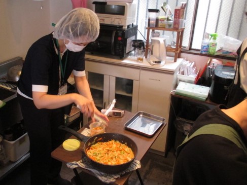 検査用の食品を採取する風景