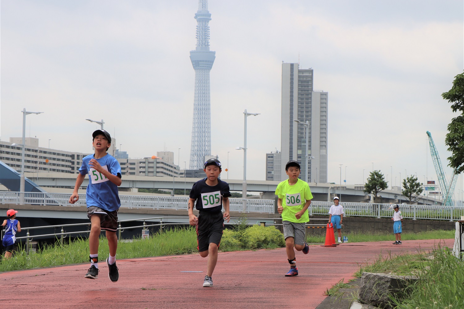スカイツリーを後ろに頑張るぞ！
