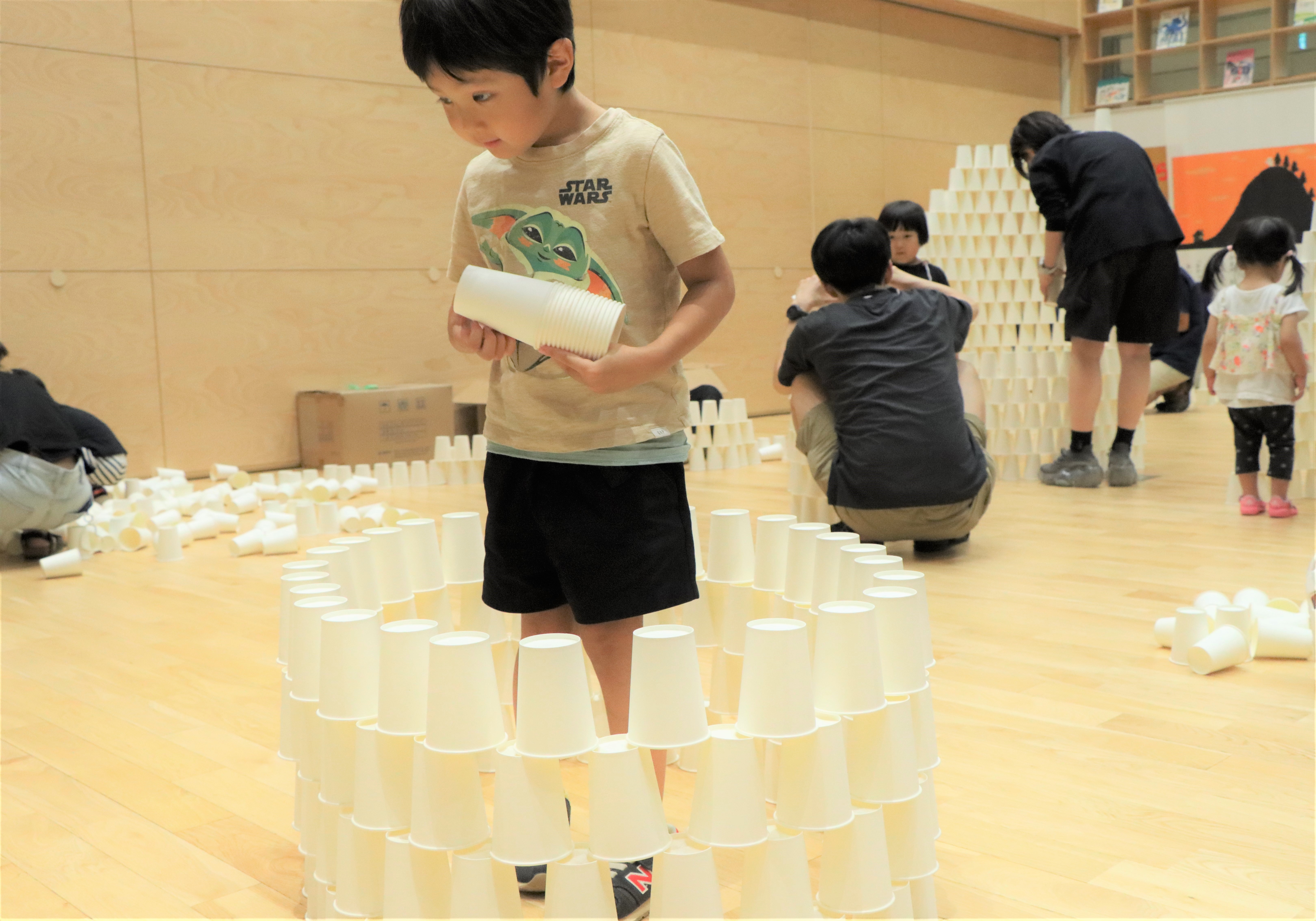 紙コップを積み上げる様子2