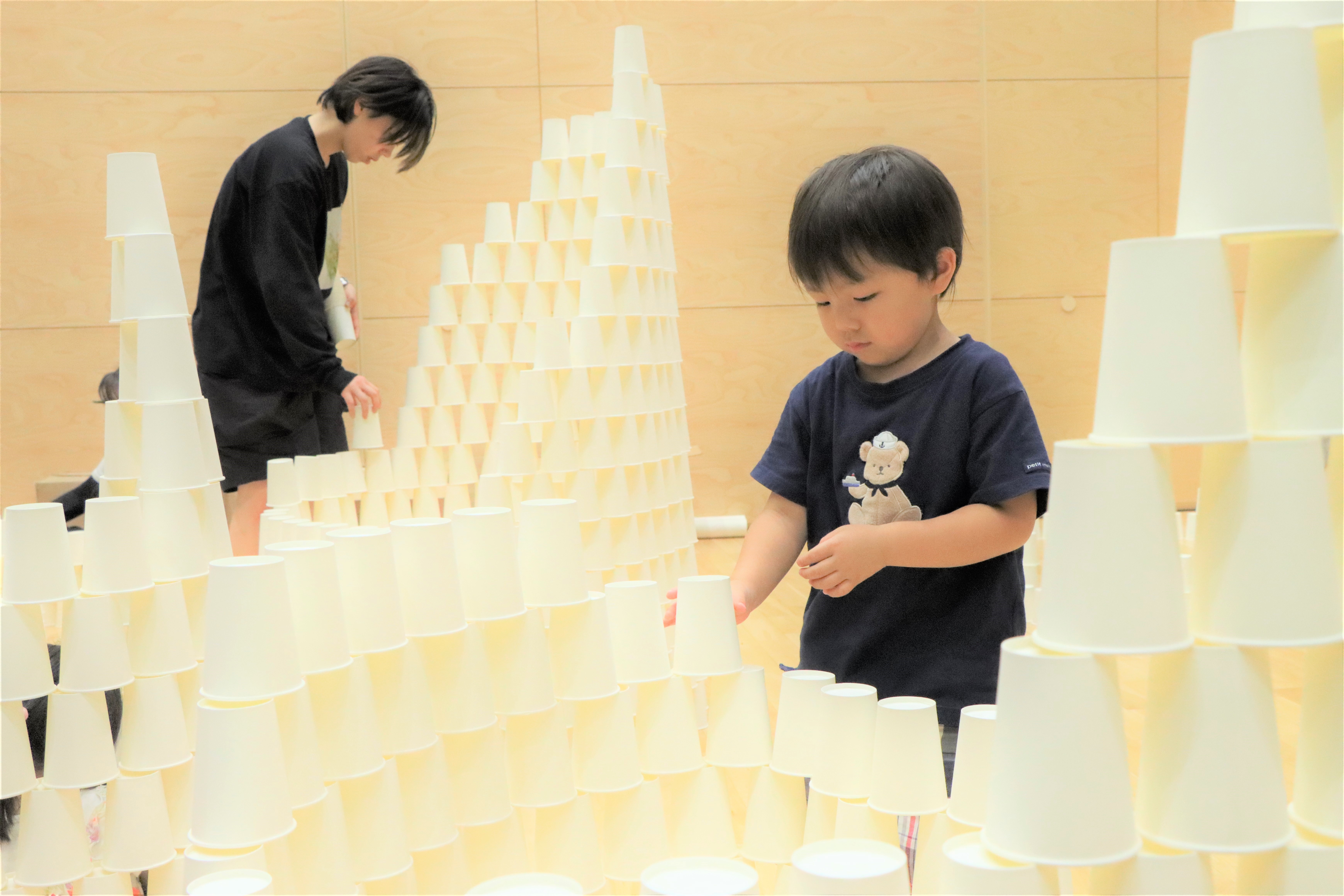 紙コップを積み上げる様子3