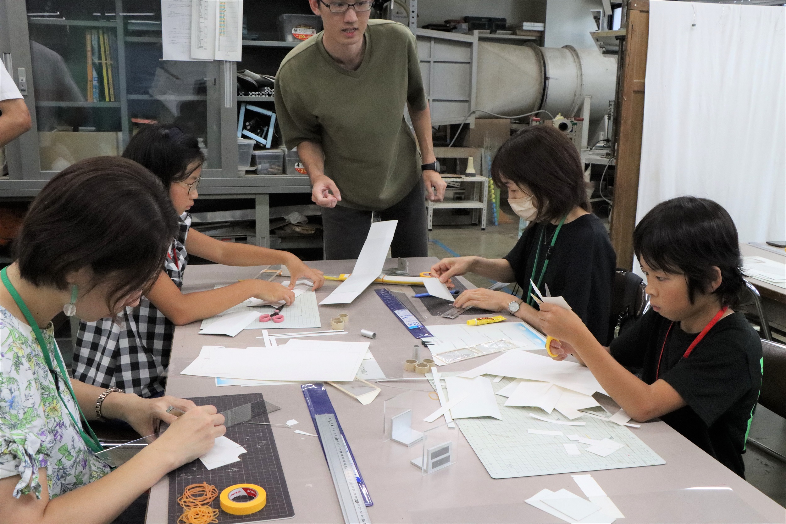 親子で真剣な表情で製作