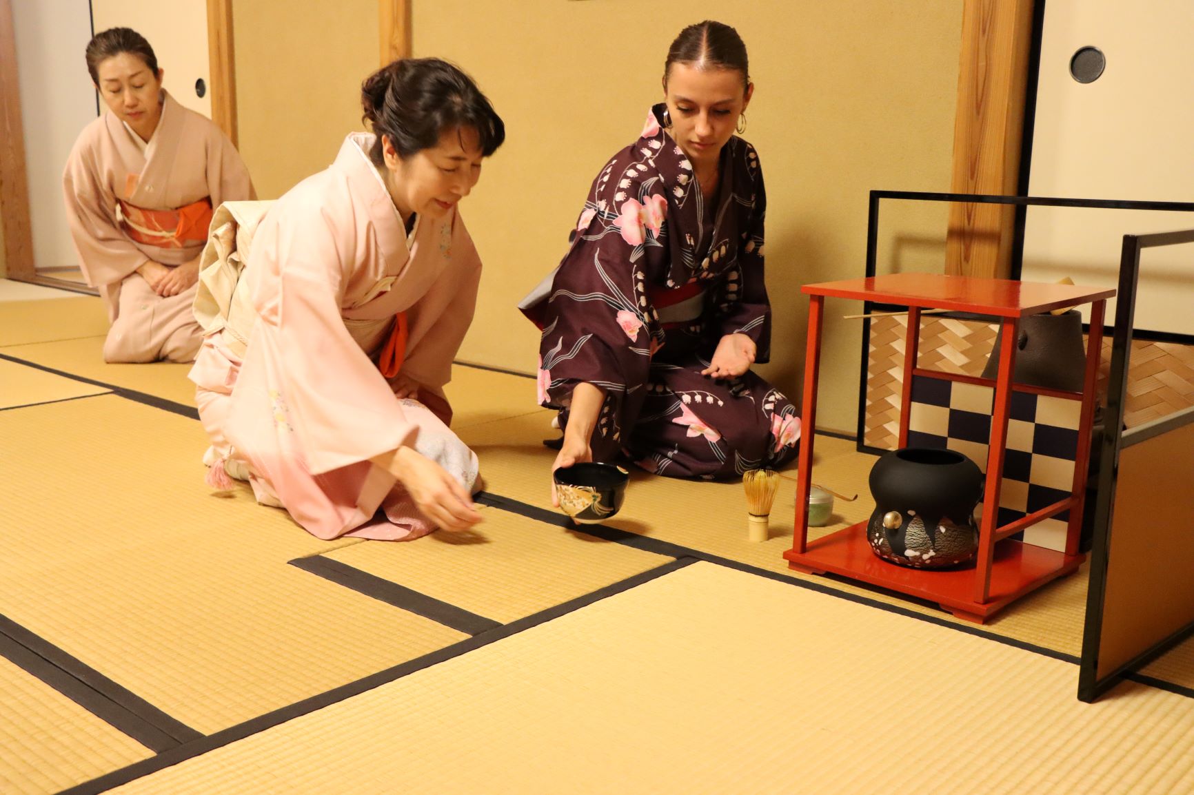 お茶を点てる派遣高校生