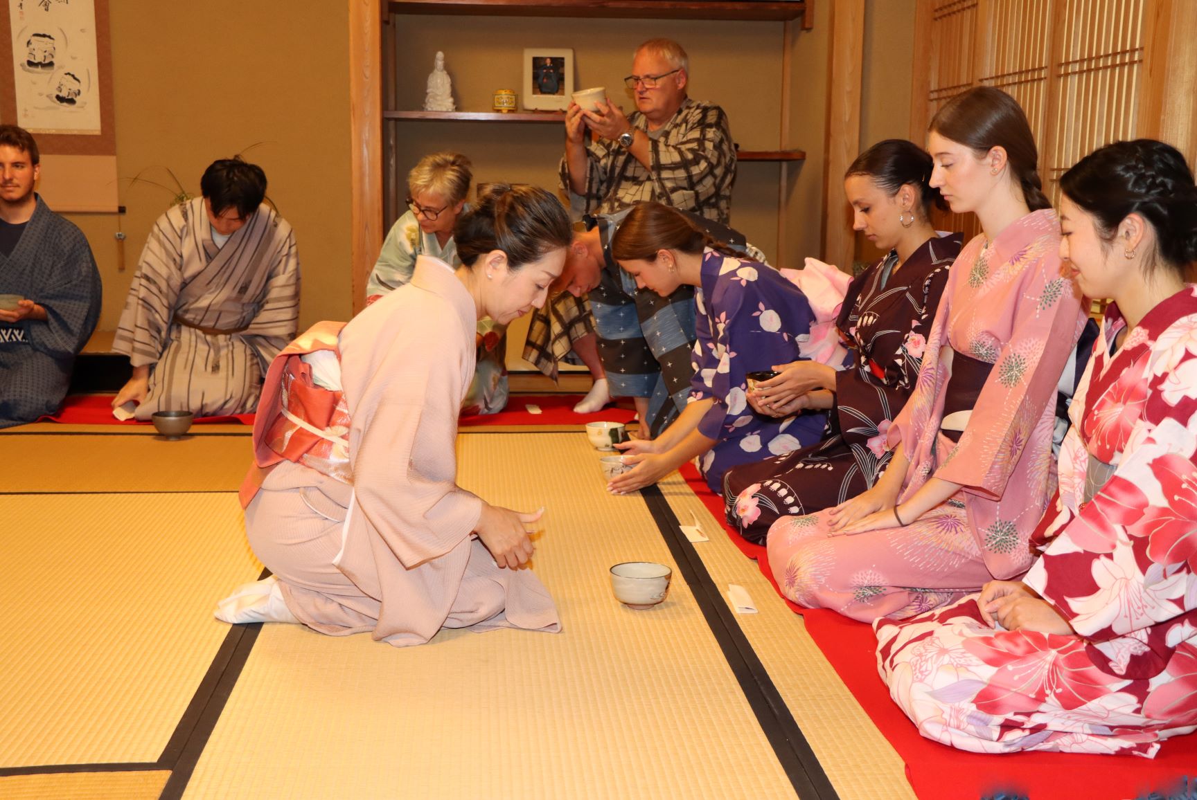 お茶のもてなしを受ける派遣高校生