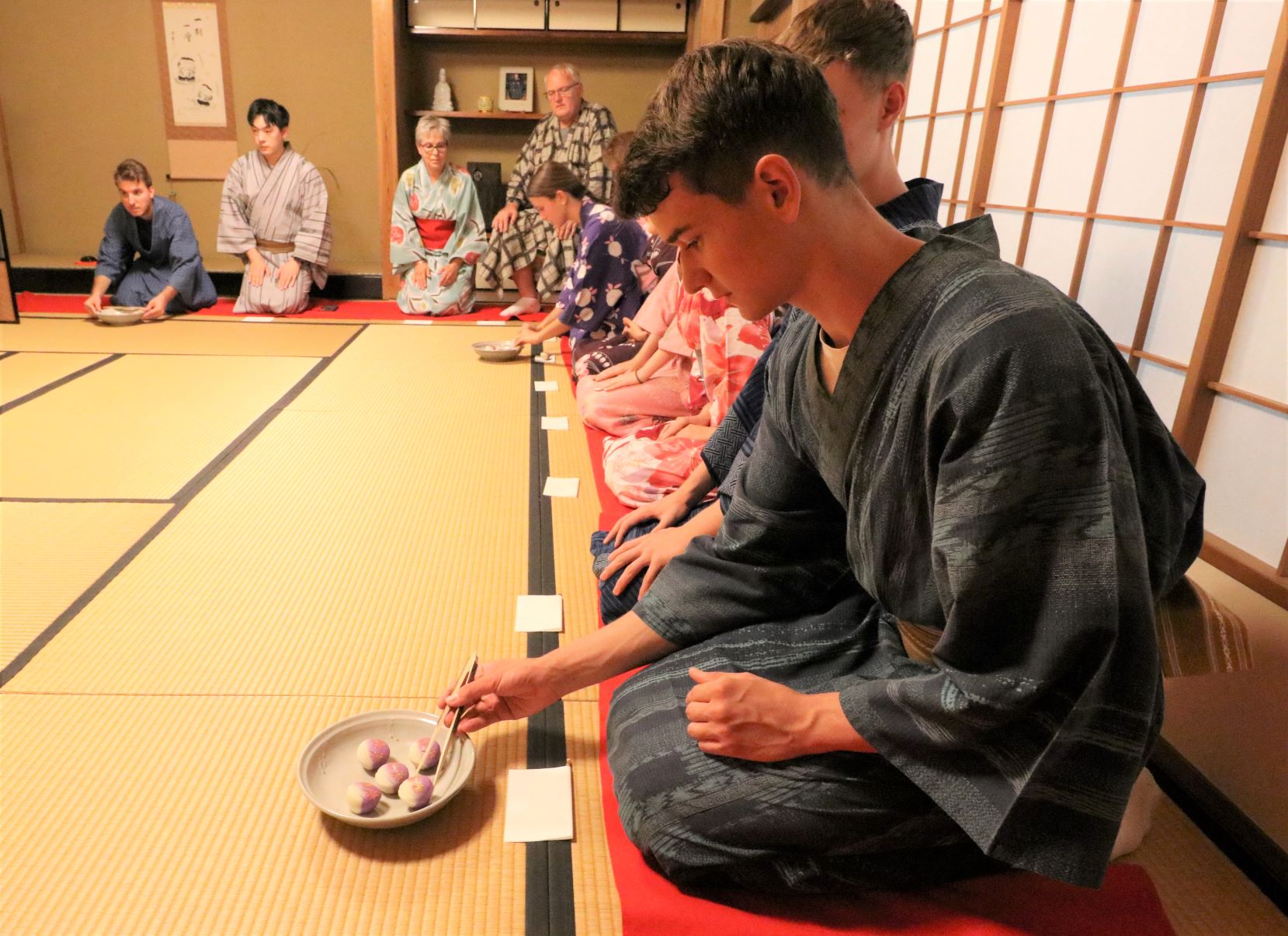 茶道を教わる派遣高校生