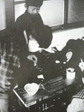 昭和40年頃もんじゃを焼く風景