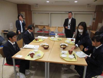 試食の様子