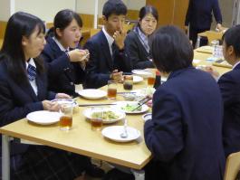 都立農産高校の生徒による試食会