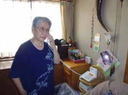 電話に出ている高齢者の写真