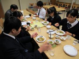 都立農産高等学校の生徒による試食会