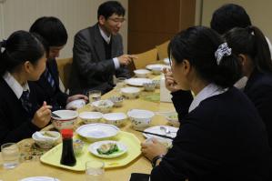 都立農産高等学校の生徒による試食会