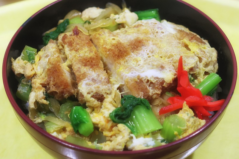 都立農産高校の生徒による試食により決定した三河島菜のとんかつ卵とじ丼