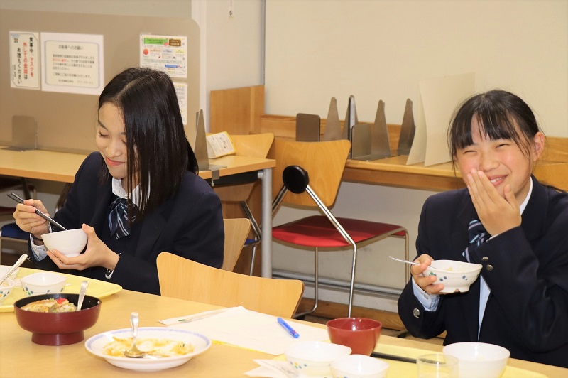 育てた三河島菜を味わってニッコリ