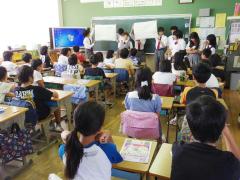 模造紙を利用して小学生に説明している様子