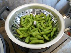 鍋で蒸される三河島枝豆の写真