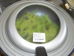 フライパンで焼き蒸される三河島枝豆の写真