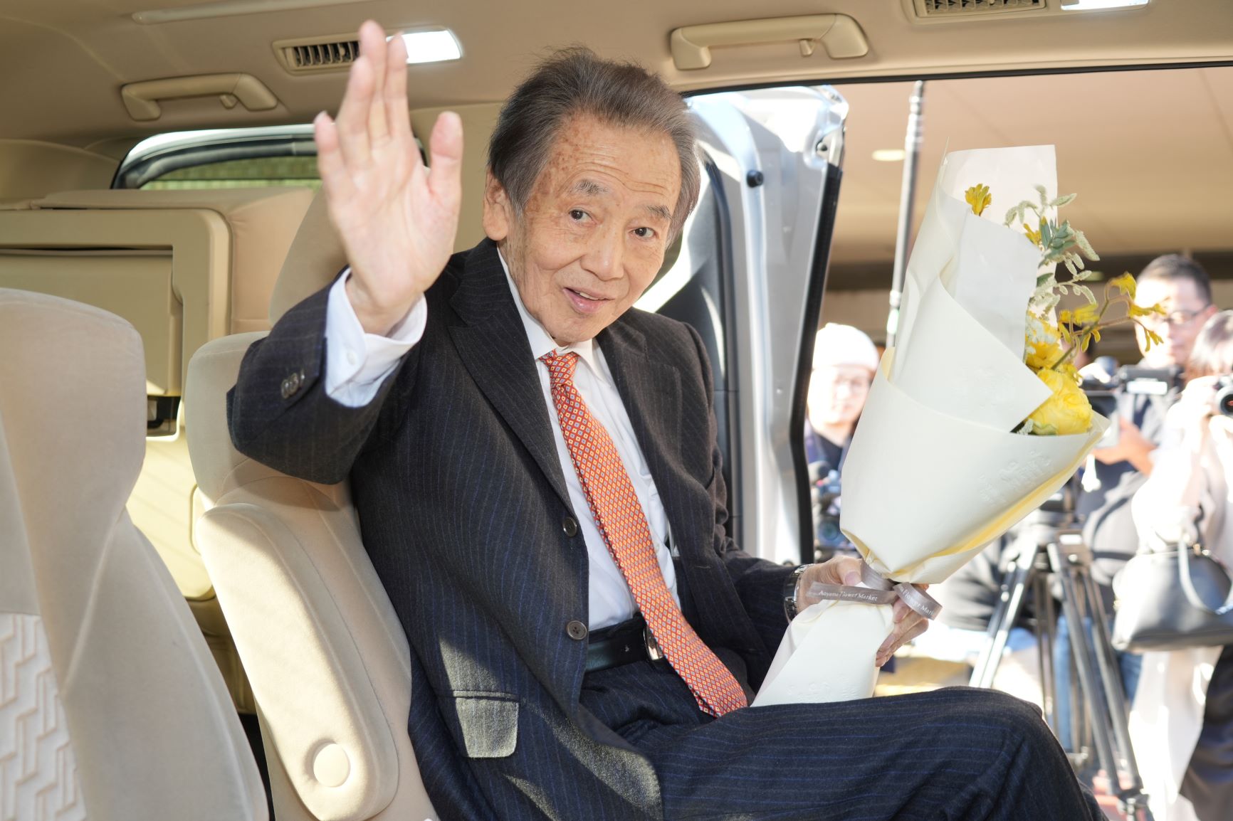 笑顔で区役所を後にする西川区長