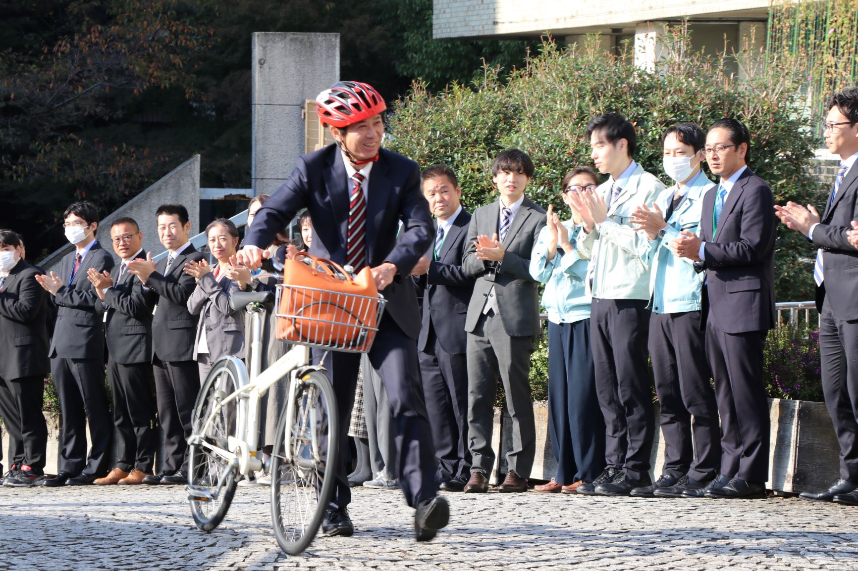 笑顔で初登庁する滝口区長