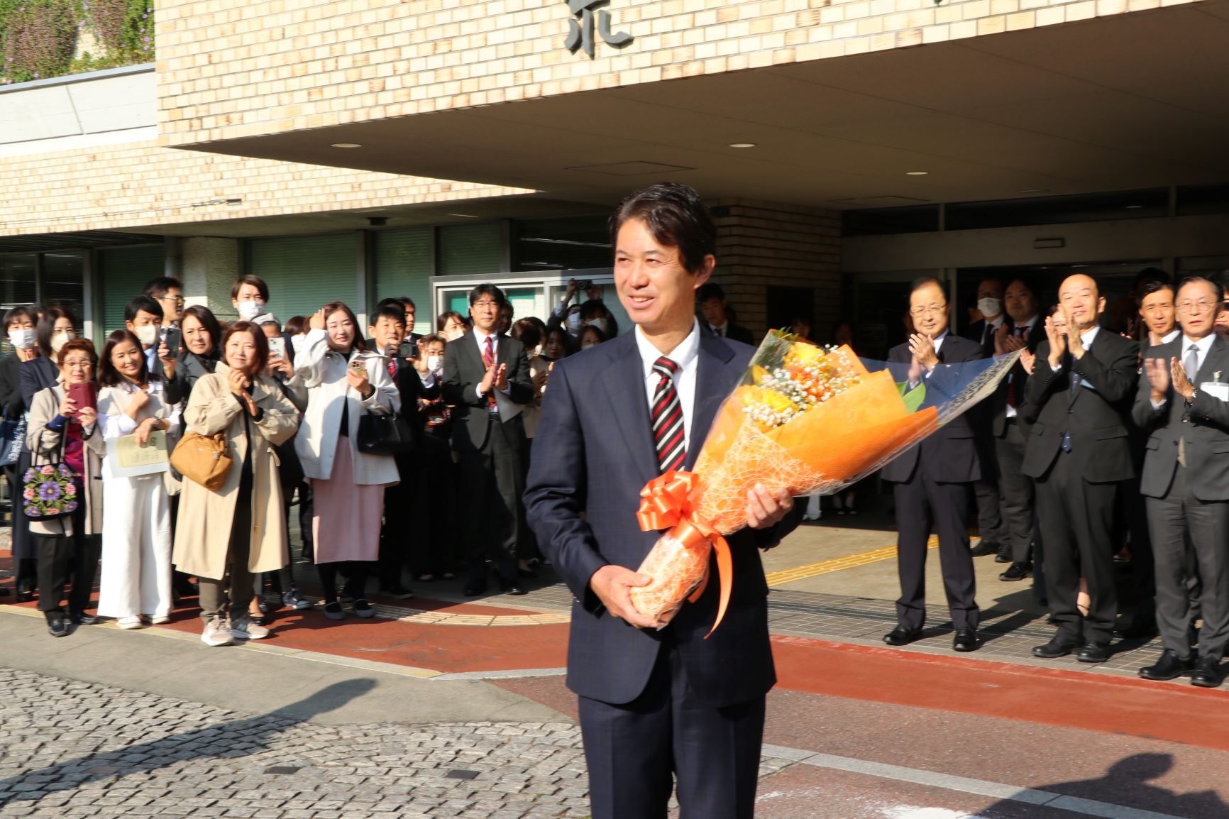 花束を受け取る滝口区長