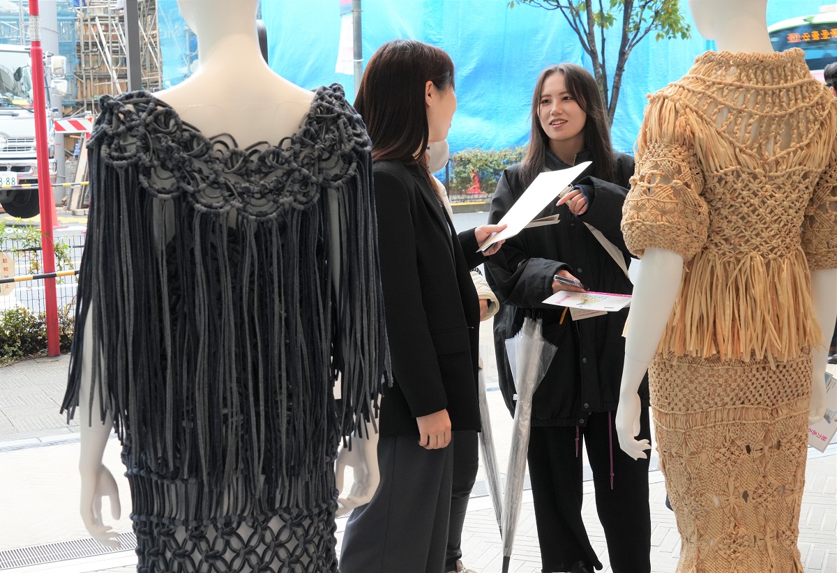 展示を見る来場者