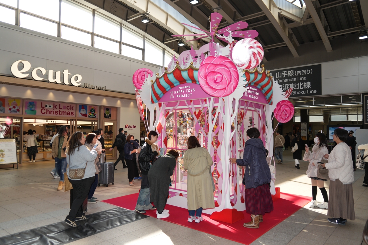 クリスマスツリーに足を止める人たち