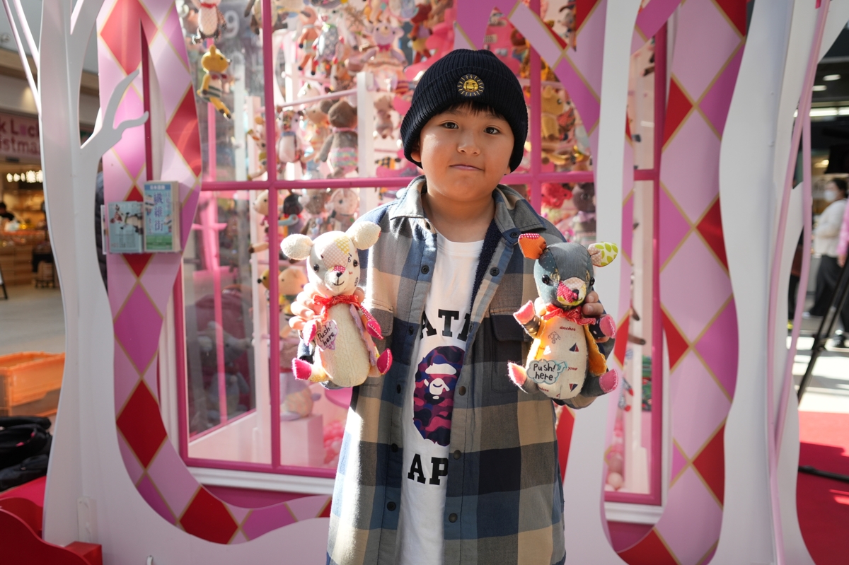 手づくりしたぬいぐるみを贈った小学生