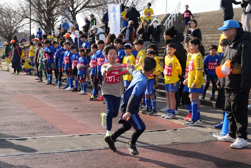応援を背に渾身の襷渡し