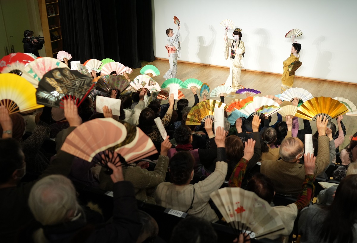 会場一体となった「春の海」の舞踊体験