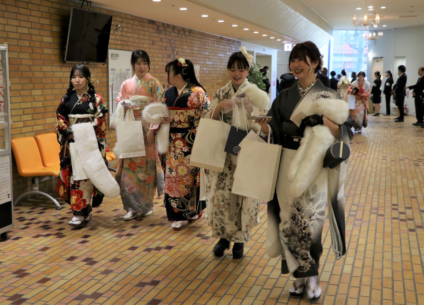式典会場へ進む様子