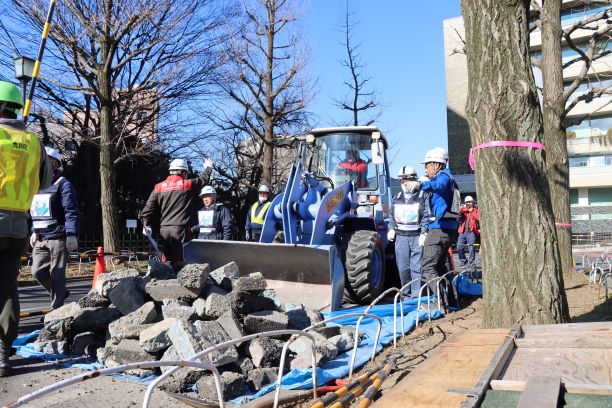 建設機材を用いたがれき撤去