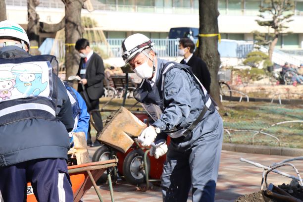 手作業によるがれき撤去