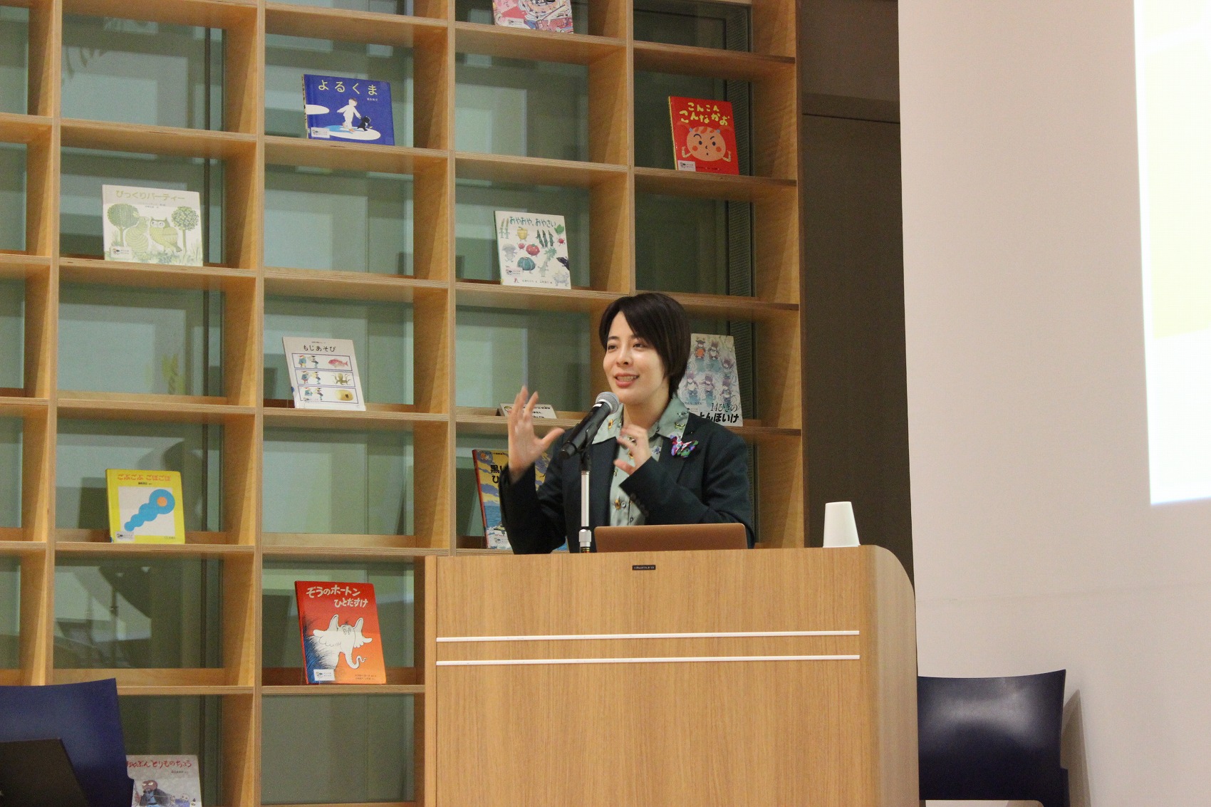 講演中講師の写真