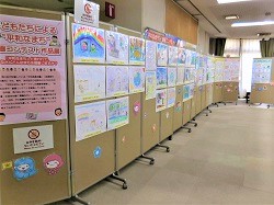 平和なまち絵画コンテスト作品展の様子