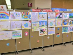 平和なまち絵画コンテスト作品展の様子