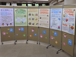憲法週間パネル展の様子