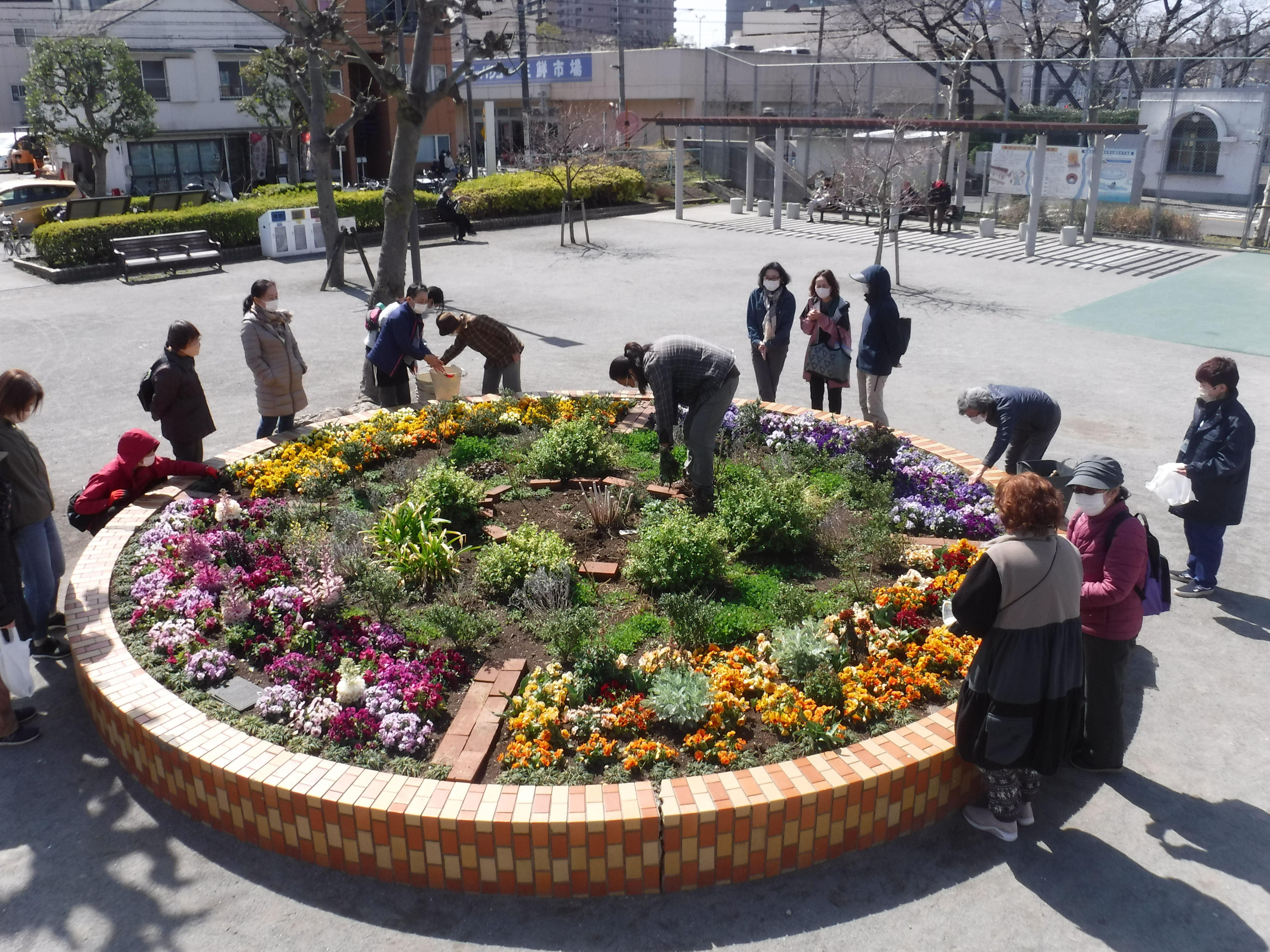 花壇作業中の風景